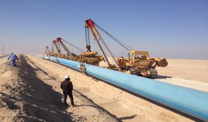 SAZEC GROUP sideboom pipelayers lifting pipeline into trench
